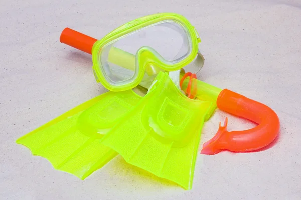 Snorkel de uma criança, máscara e nadadeiras deitadas na areia — Fotografia de Stock
