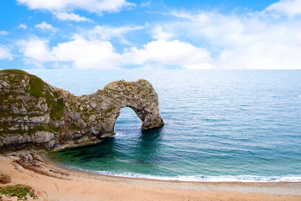Durdle Door un arco de piedra caliza erosionado naturalmente en Dorset España —  Fotos de Stock