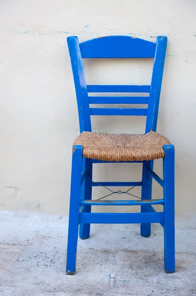 Typické modré řecká židle — Stock fotografie