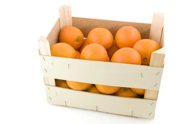Holzkiste mit Orangen — Stockfoto