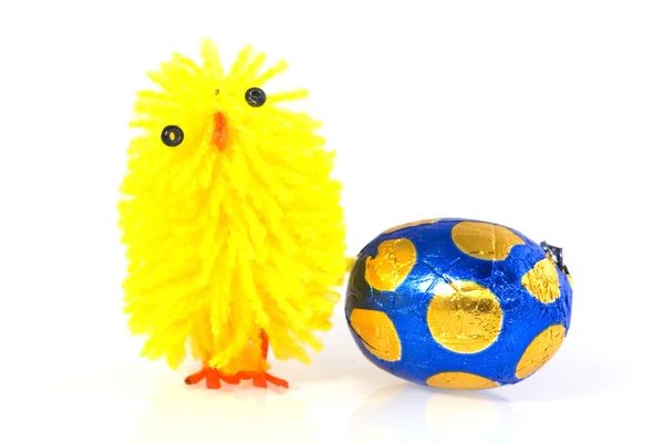 Easter chick with chocolate egg — Stock Photo, Image