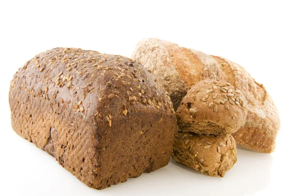 Různé zdravé tmavý chléb — Stock fotografie