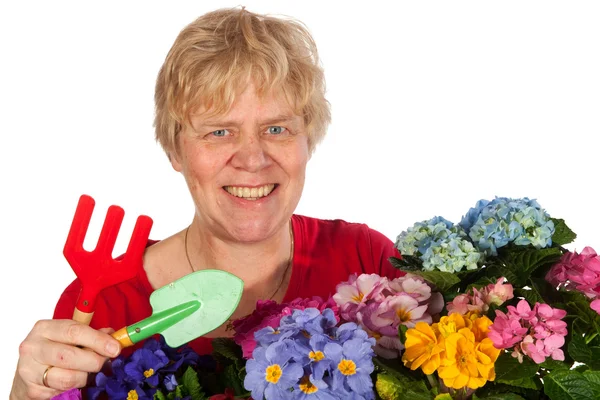 Oudere vrouw is tuinieren — Stockfoto