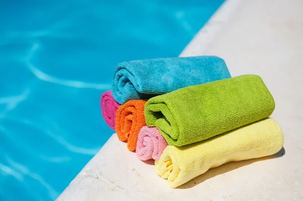 Ręczniki w pobliżu basenu — Zdjęcie stockowe