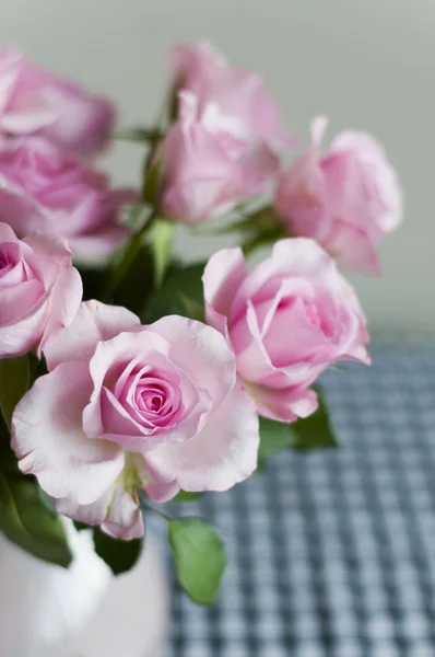 Florero con rosas — Foto de Stock