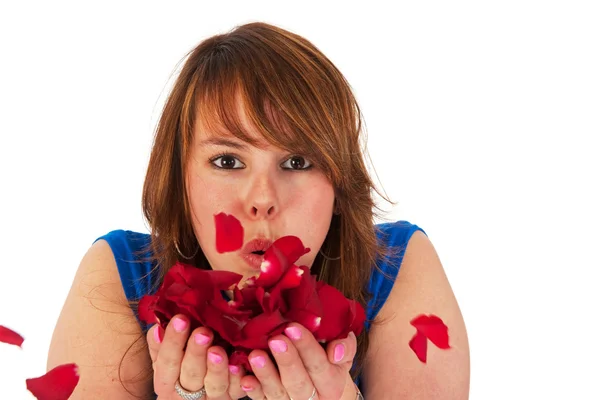 Jong meisje met blaadjes van rozen — Stockfoto