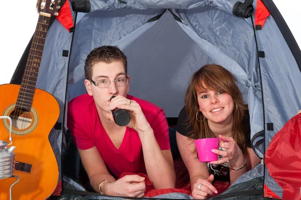 Молодая пара в палатке — стоковое фото