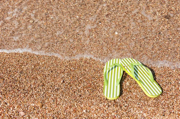 Flip-flops på stranden — Stockfoto