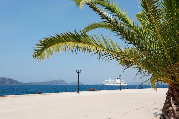 Tropische landschap met cruise boot — Stockfoto