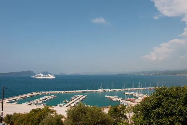 Recreatieve haven en cruiseschip — Stockfoto
