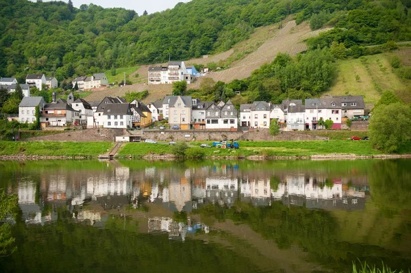 Village au bord de la Moselle — Photo