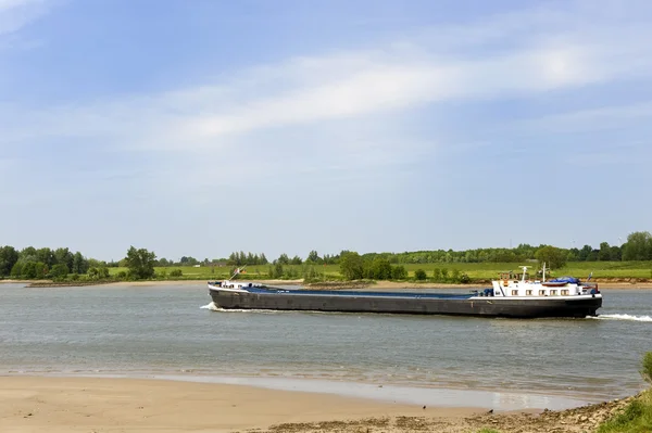 Rivière le Lek avec grand bateau — Photo