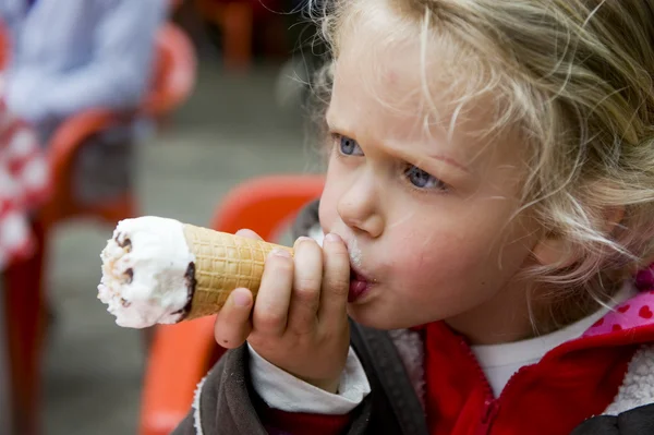 アイスクリームを食べる — ストック写真