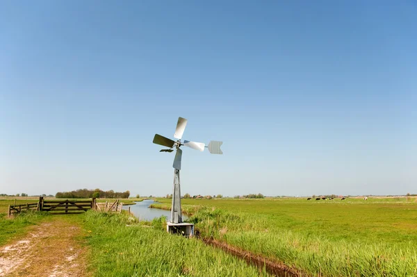 Wassermühle in vertikaler holländischer Landschaft — Stockfoto