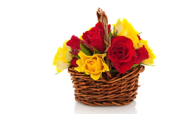 Sepet kırmızı ve sarı güller — Stok fotoğraf