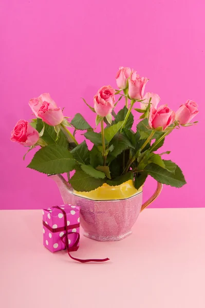 Bukett rosor på rosa — Stockfoto