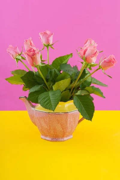 Bukett rosor på rosa och gul — Stockfoto
