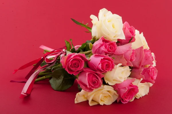 Bouquet rose su rosso — Foto Stock