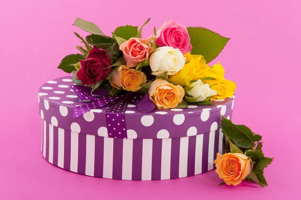 Rosas coloridas y regalo de cumpleaños —  Fotos de Stock