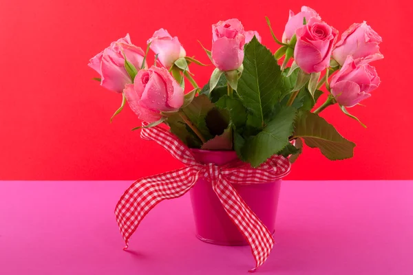 Buquê alegre rosas cor-de-rosa — Fotografia de Stock
