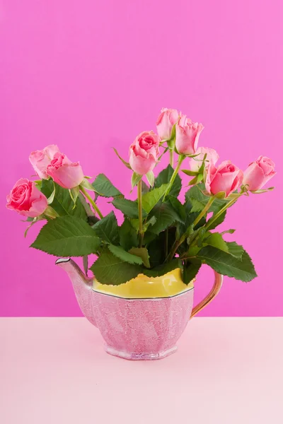 Чайник с розами — стоковое фото