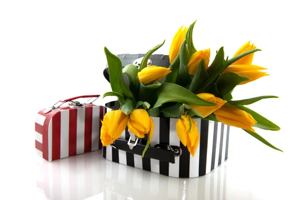 Schwarz-weißer Koffer mit Blumen — Stockfoto
