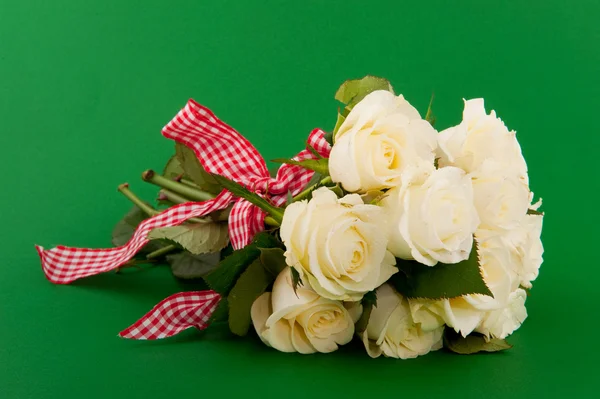 Białe róże na zielonym tle — Zdjęcie stockowe