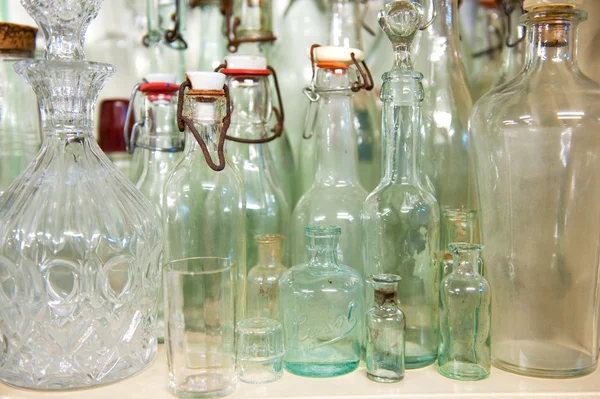 Vecchie bottiglie di vetro antico — Foto Stock