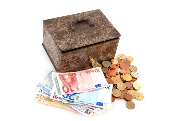 Caja de dinero vieja oxidada con euros — Foto de Stock