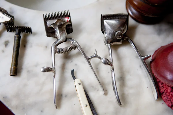 Старые инструменты для парикмахера — стоковое фото