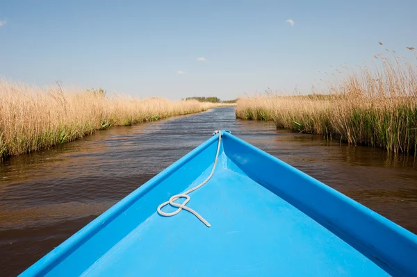 Barco na paisagem da água — Fotografia de Stock