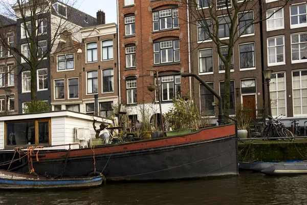 Łódź w kanał amsterdam — Zdjęcie stockowe