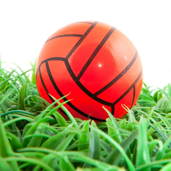 Помаранчевий м'яч у траві — стокове фото