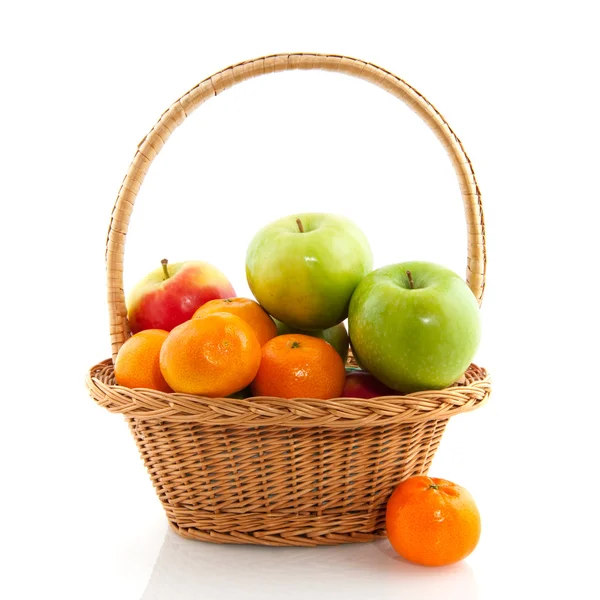 Korb mit Äpfeln und Mandarinen — Stockfoto