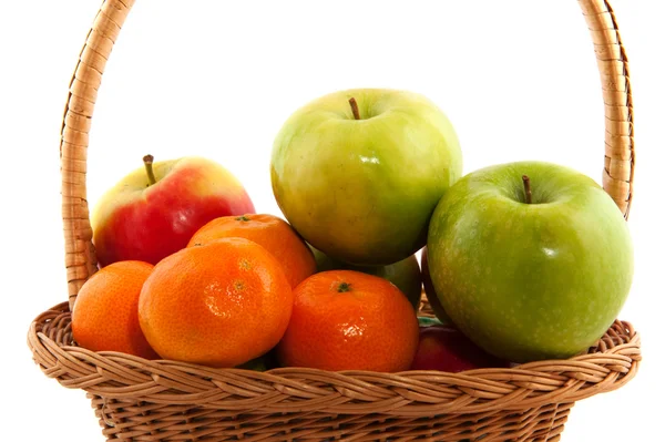 Korg med färsk frukt — Stockfoto