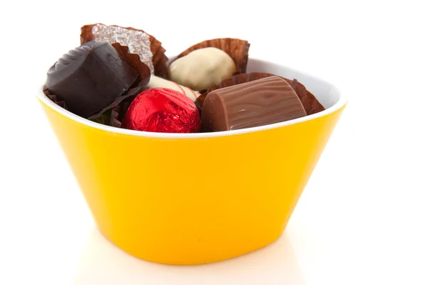 Cioccolato belga in ciotola gialla — Foto Stock