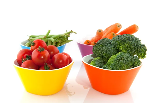 Tigelas coloridas com legumes — Fotografia de Stock