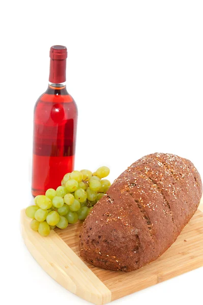Tmavý chléb, víno a hrozny — Stock fotografie