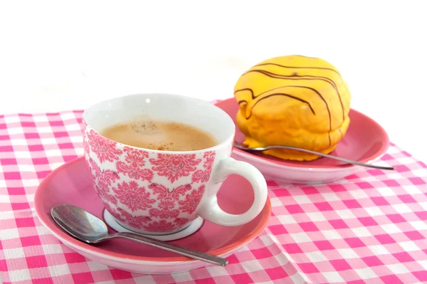 Кофе с желтыми тортами — стоковое фото