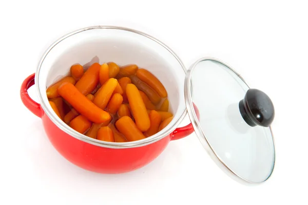 Panela vermelha com cenouras — Fotografia de Stock