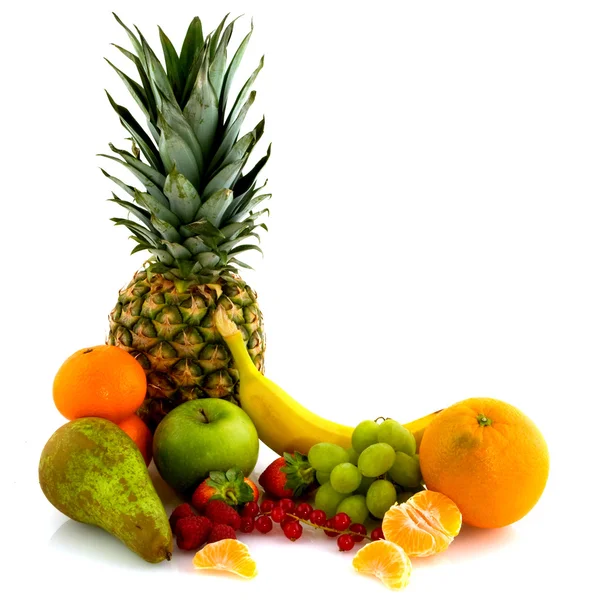 Arrangemang av färsk sommarfrukt — Stockfoto