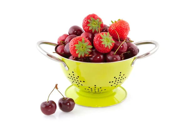 Colander with cherries and strawberries — Stock Photo, Image