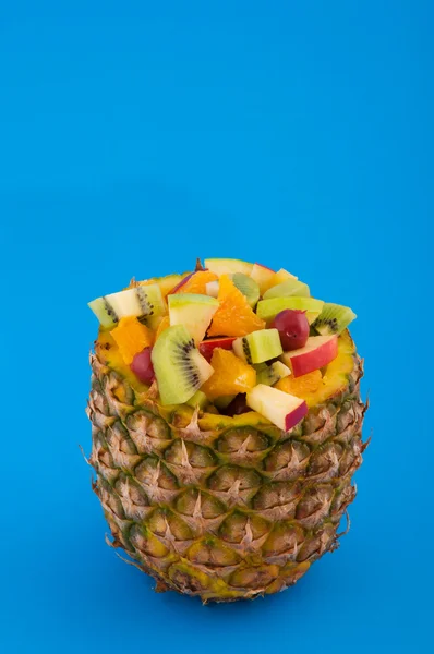 Fruitcocktail i ananas — Stockfoto