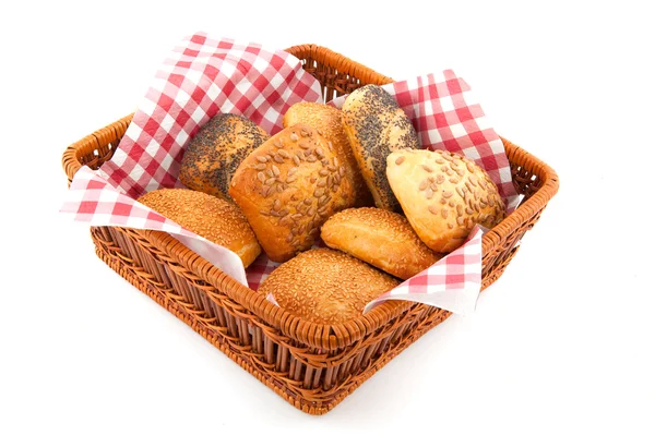 Розкішні хлібні рулети в кошику — стокове фото
