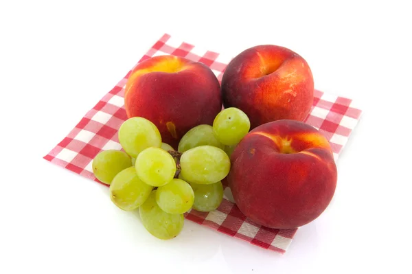 Pfirsiche und Trauben — Stockfoto
