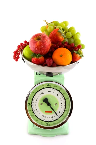 Масштаб ваги з фруктами — стокове фото