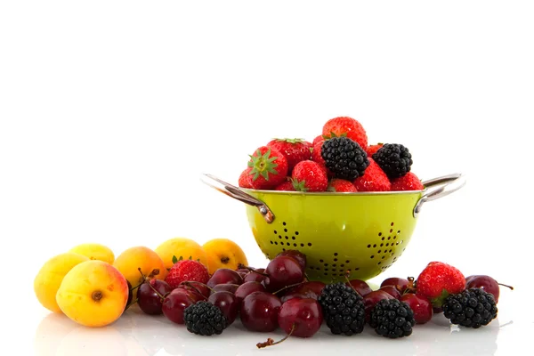 Colador con diversidad de frutas — Foto de Stock