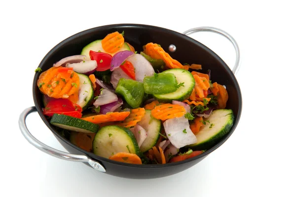 Legumes de redução em uma panela de ato de fritar — Fotografia de Stock