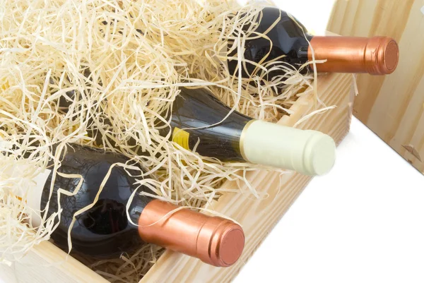 Caixa de madeira com vinho — Fotografia de Stock