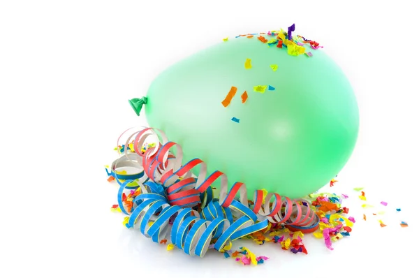 Zelený balón a konfety — Stock fotografie